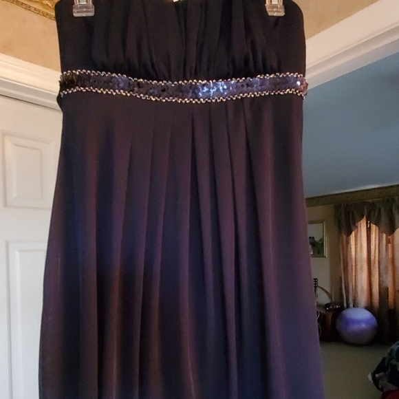 Dresses - Picture 2 of 3